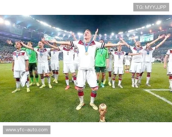 前德国足球明星的辉煌历程与对足球的深远影响分析